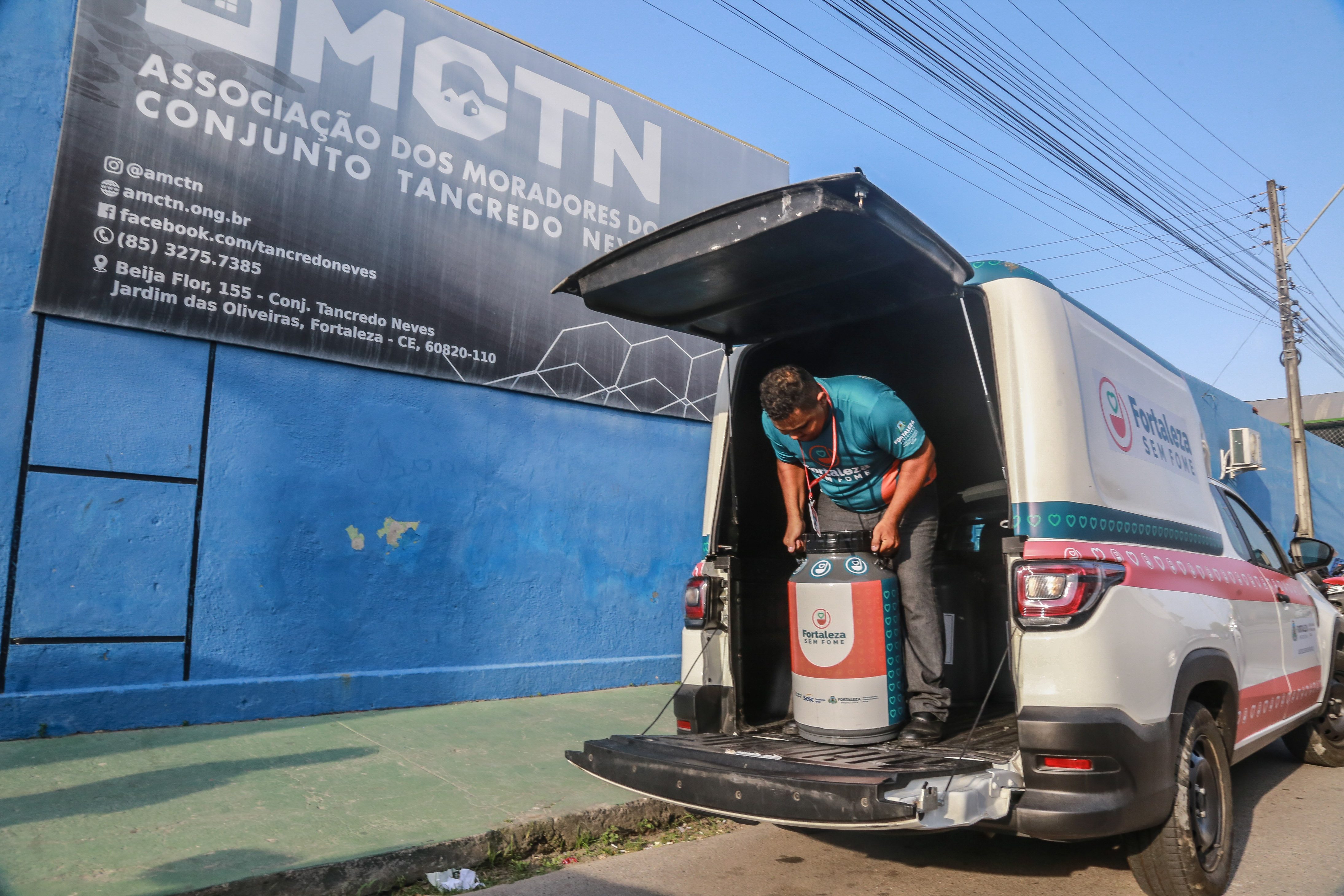 um homem coloca um galão de sopa numa van do Fortaleza sem Fome